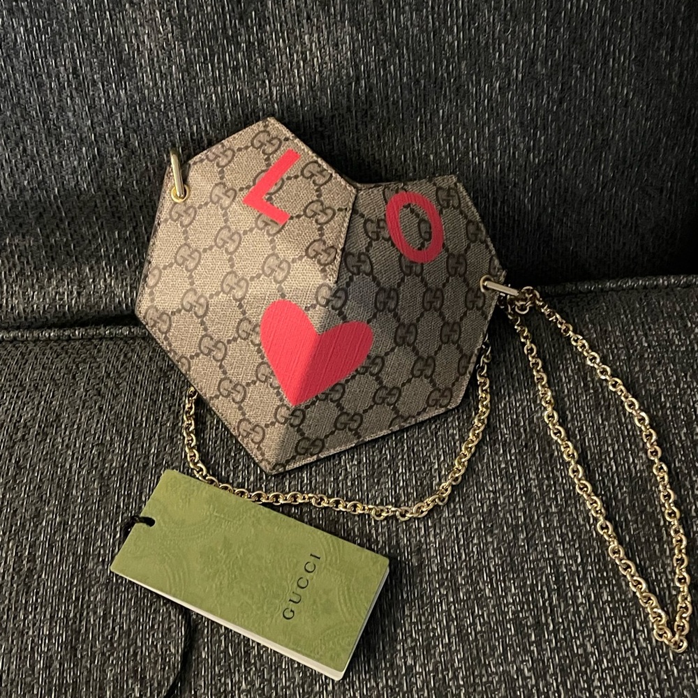 Used in excellent condition authentic Gucci heart love valentines crossb…